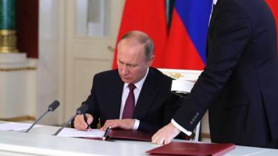 Владимир Путин - Владимир Путин утвердил закон о пожизненном сенаторстве экс-президента - newinform.com - Россия