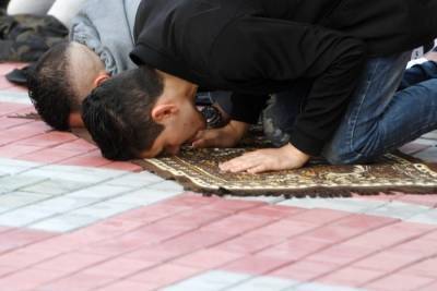 Мусульман Крыма призвали отложить большие свадьбы и ходить в мечети со своими ковриками - interfax-russia.ru - Крым