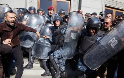 Никола Пашинян - Наира Зограбян - В Ереване идут протесты, объявлена забастовка - korrespondent.net - Армения - Ереван