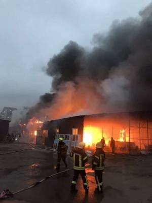 В Киеве загорелись склады, задействованы десятки пожарных - lenta.ua - Киев - район Святошинский