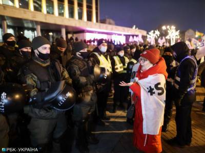 Митингующие предприниматели пришли ко Дворцу "Украина" перед концертом "Квартала 95". В центр Киева стянули силовиков - gordonua.com - Киев