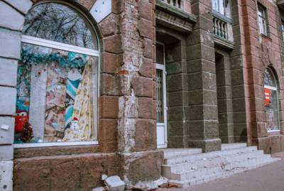В Днепре на тротуар снова рухнул фрагмент фасада здания - lenta.ua - Днепр