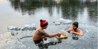 Ход королей. Канадцы сыграли в шахмате в ледяном озере при температуре -20 градусов по Цельсию — видео - nv.ua - Украина - Канада