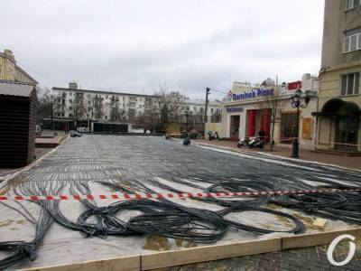 Одесский ледовый каток на Греческой площади все еще в стадии обустройства (фото) - odessa-life.od.ua
