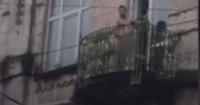 В центре Львова голый мужчина на балконе мастурбировал на глазах у прохожих (видео 18+) - tsn.ua - Ивано-Франковск - Полтава