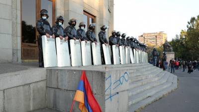 У здания правительства в Ереване собираются протестующие - russian.rt.com - Ереван