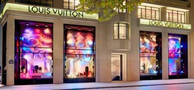 Louis Vuitton - Giorgio Armani - Chanel - Счастливого Рождества: праздничные витрины модных Домов - skuke.net