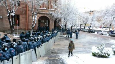 Никола Пашинян - Полиция начала задержания митингующих в центре Еревана - russian.rt.com - Ереван