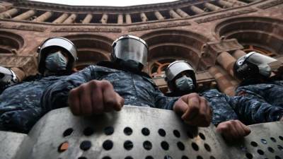 Никол Пашинян - Столкновения в Ереване: демонстранты блокировали кортеж Пашиняна и подрались с полицией – видео - 24tv.ua - Ереван