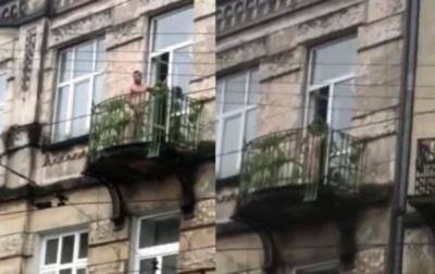 В центре Львова голый мужчина мастурбировал на балконе: видео 18+ - 24tv.ua - Львов