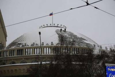 С купола Новосибирского оперного театра сбросили тонны снега - novos.mk.ru - Новосибирск