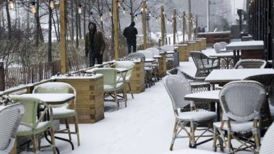 Ресторанам в Петербурге разрешили открыть зимние веранды в праздники - 5-tv.ru - Санкт-Петербург