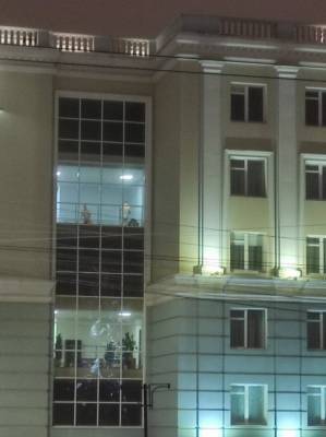 Жители Удмуртии обсуждают фотографии голых мужчин в окнах правительства - gorodglazov.com - респ. Удмуртия