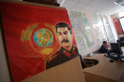 Сергей Шойгу - Иосиф Сталин - Захар Прилепин - Активисты Прилепина просят Шойгу вернуть барельеф Сталина на здание в Екатеринбурге - znak.com - Екатеринбург