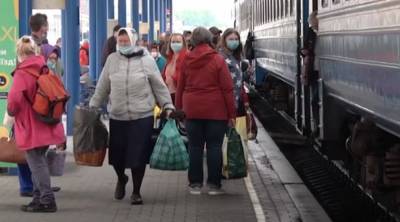 "Укрзализныця" похвасталась: 17 дополнительных поездов, украинцы выкупили 650 тысяч билетов - akcenty.com.ua