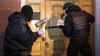Ян Поповский - В Москве полиция вскрыла дверь работавшего после полуночи ресторана - iz.ru - Москва - Москва