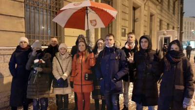 Вы сильно надоели: в Петербурге задержали 15 белорусов с красно-белым зонтом - dp.ru - Санкт-Петербург