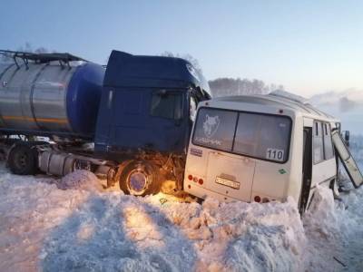 Один человек погиб и девять пострадали в ДТП автобуса и грузовика в Новосибирской области - runews24.ru - Барнаул - Новосибирская обл.