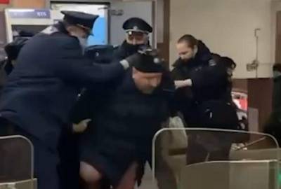 Пассажир московского метро разгромил терминал оплаты, избил полицейских и умер - bloknot.ru - Москва