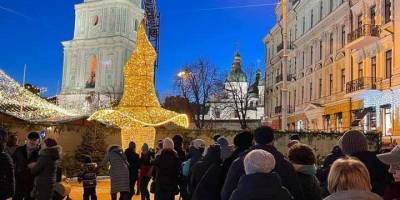 Возвращение шляпы. Скандальное украшение главной елки страны установили на Софийской площади - nv.ua - Киев