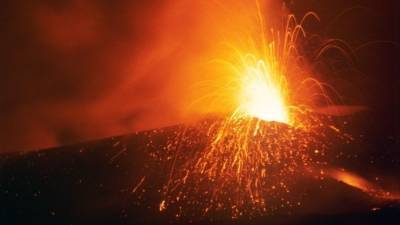 Япония - Японцы восхищаются красотой извержения вулкана Отакэ — видео - 5-tv.ru