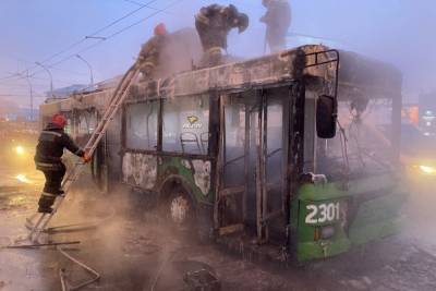 Троллейбус вспыхнул и полностью выгорел на площади Маркса в Новосибирске - novos.mk.ru - Новосибирск - район Ленинский, Новосибирск