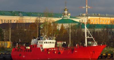 После затопления судна "Онега" ведутся поиски 17 человек - ren.tv - Мурманск