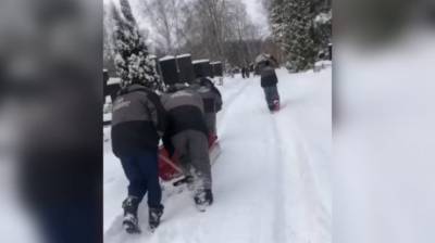 Глас народа | В Пензе покойника на санках везли по нерасчищенному кладбищу - penzainform.ru - Пенза