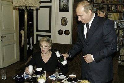 Алиса Фрейндлих - Российская актриса Алиса Фрейндлих попала в больницу с коронавирусом, поражены 80% легких - bloknot.ru - Санкт-Петербург