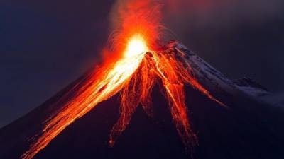 Огненный столб и раскаленные камни: в Японии началось извержение вулкана Отакэ - 5-tv.ru - Япония