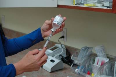 В Израиле пенсионер скончался после прививки от COVID-19 вакциной Pfizer - aif.ru - Москва - Израиль