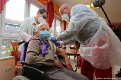 Роберт Кох - В Германии работникам дома для пожилых людей ввели дозу вакцины в 5 раз сверх нормы - vkcyprus.com - Германия - Штральзунд