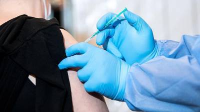 Восемь жителей ФРГ ошибочно получили пятикратную дозу вакцины от COVID-19 - iz.ru - Штральзунд
