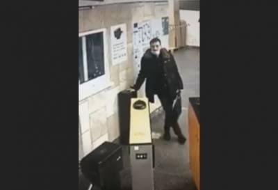 В Киеве сотрудницу метрополитена ударили из-за маски - news.bigmir.net - Киев