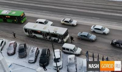 В Тюмени около Технопарка автобус №14 въехал в легковой автомобиль - nashgorod.ru - Тюмень