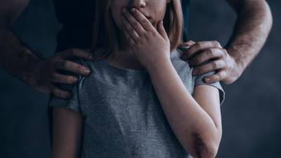 Неизвестный избил и изнасиловал пятилетнюю девочку в Москве - 5-tv.ru - Москва