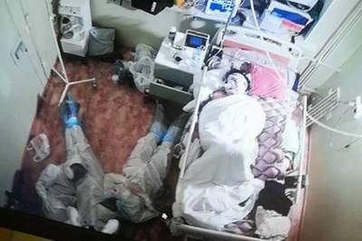 Фото врачей, уснувших на полу возле пациента после тяжелого дежурства, растрогало россиян - bloknot.ru - Ленинградская обл.