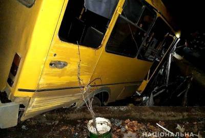 В Николаевской области маршрутка с пассажирами упала в бассейн - kp.ua - Николаевская обл. - Одесса