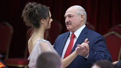 Александр Лукашенко - В сети обсуждают видео танца Лукашенко с юной незнакомкой - 5-tv.ru - Белоруссия - Минск