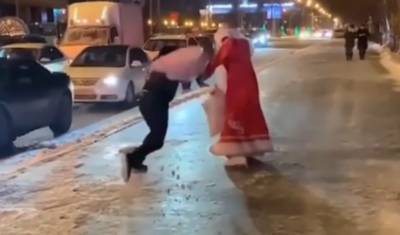 В Тюмени Дед Мороз дрался с прохожими подушками (Видео) - nashgorod.ru - Тюмень