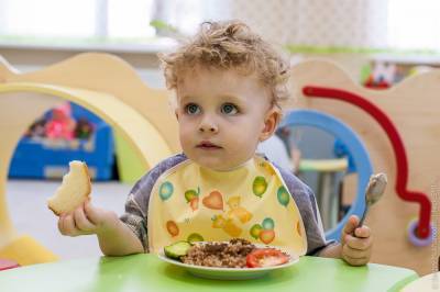 В Весьегонске малышей в детских садах кормили просроченными продуктами - afanasy.biz - Весьегонск