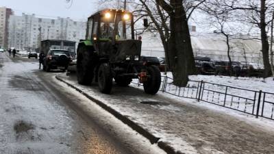 Трактор ушел под лед на Патриарших прудах в Москве - polit.info - Москва