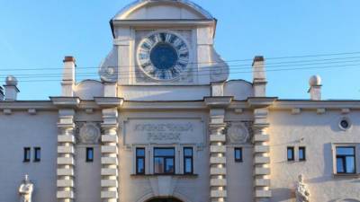 Реставрация двух скульптур на фасаде Кузнечного рынка обойдется городу в 3 млн рублей - piter.tv - Санкт-Петербург