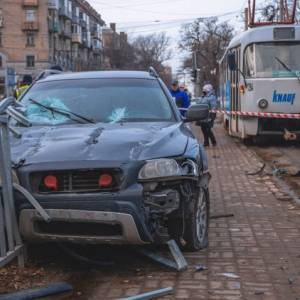 В Днепре легковушка врезалась в трамвайную остановку: есть пострадавшие. Фото. Видео - reporter-ua.com
