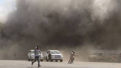 Мансур Хади - В сети появилось видео последствий взрывов в аэропорту Йемена - gazeta.ru - Йемен