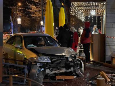 В Одессе автомобиль выехал на открытую площадку McDonald's, пострадали два человека - gordonua.com - Украина - Одесса