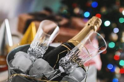 Алексей Казанцев - Врачи рассказали, стоит ли больным COVID пить шампанское в Новый год - mk.ru