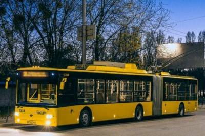 Разозлился, потому что не впустили в салон: В Киеве мужчина ногами выбил стекло в троллейбусе - vkcyprus.com - Киев