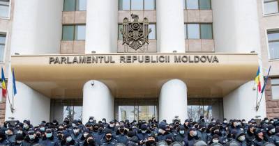 Майя Санду - Ион Кик - Депутаты обратились в КС с запросом о самороспуске парламента Молдавии - ren.tv - Молдавия - Парламент