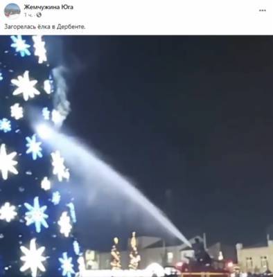 На главной площади Дербента загорелась новогодняя елка - kavkaz-uzel.eu - респ. Дагестан - Дербент